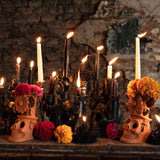 Vela Chica con Decoración de Flores de Cera en Color Negro.