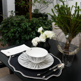 Set Vajilla Culebra en Blanco con 4 Platos Trinche Blancos con Rayas Negras, 4 Bowls Blancos con Rayas Negras y 4 Platos de Ensalada de Culebra. Total 12 piezas