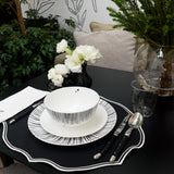 Set Vajilla Culebra en Blanco con 4 Platos Trinche Blancos con Rayas Negras, 4 Bowls Blancos con Rayas Negras y 4 Platos de Ensalada de Culebra. Total 12 piezas