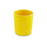 Vaso para agua bajo de cerámica amarilla con motivos de limónes amarillos, de la colección Carmen de Bordallo Pinheiro