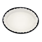 Platón ovalado de cerámica con orilla pintada a mano en negro, hecho en México