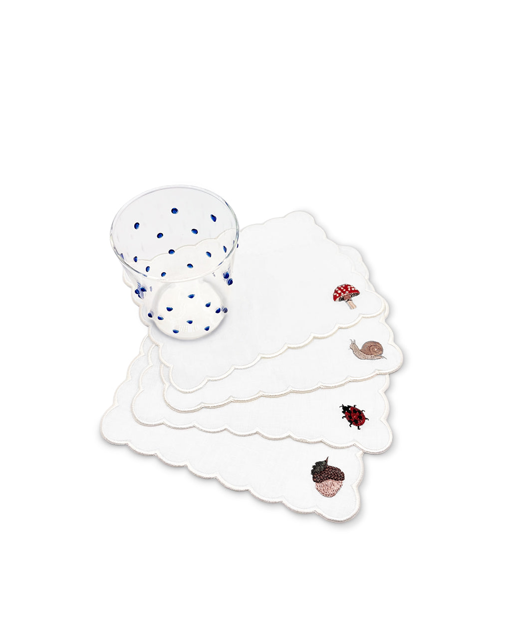 Set con cocteleras de lino blanco con figuras de otoño bordadas, y vasos Pippa con puntitos azules, marca Zash