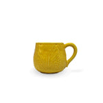 Taza tipo mug para café o té de cerámica en amarillo con forma de hojas de repollo, marca Zash