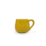 Taza tipo mug para café o té de cerámica en amarillo con forma de hojas de repollo, marca Zash