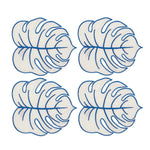 Set con 4 servilletas cocteleras Tropic de lino arena en forma de hoja monstera con orilla bordada en azul, marca Zash