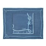 Set de Mantelería Cowgirl con individuales y servilletas en lino azul con motivos vaqueros bordados en azul turquesa, diseñados por Dan Cassab para Zash