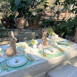 Set de Vajilla Spring Bunny con 4 Platos Trinche con Borde de Flores, 4 Platos para Ensalada con Conejo y 4 platos para Pan con Guirnalda de Flores.