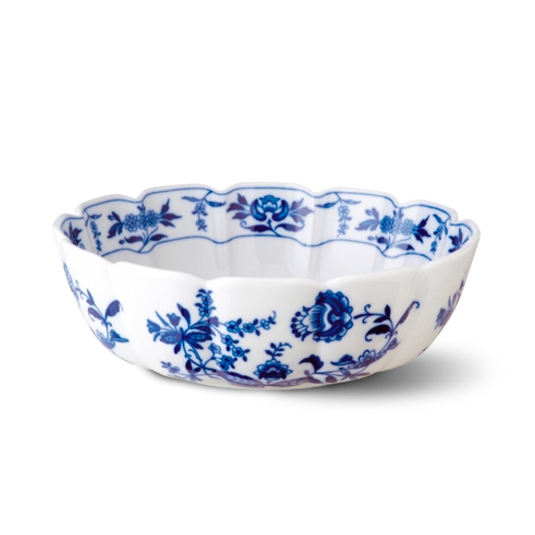 Ensaladera redonda grande Margao de Vista Alegre, blanco con motivos florales en azul rey.
