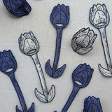 Servilletero de Tulipán en Lino Blanco con Bordado Azul. Set de 4