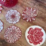 Coasters Identidad en Lino Blanco con Bordado de Biznaga, Paciflora y Dalia Rojas. Set de 4