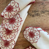 Set de Mantelería Identidad con Individuales, Servilletas y Coasters en Lino Blanco con Bordado en Rojo . Set para 4 personas