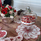 Set de Mantelería Identidad con Individuales, Servilletas y Coasters en Lino Blanco con Bordado en Rojo . Set para 4 personas