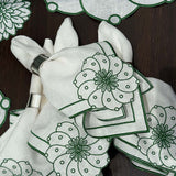 Set de Mantelería Identidad con Individuales, Servilletas y Coasters en Lino Blanco con Bordado en Verde . Set para 4 personas
