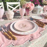 Set Vajilla Pink Bird con 4 Platos Trinches con Rayas Gruesas Rosa Claro y 4 Platos para Ensalada Rosa con Pájaro