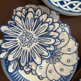 Coasters Identidad en Lino Blanco con Bordado de Biznaga, Paciflora y Dalia Azules. Set de 4