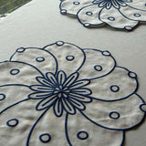 Set de Mantelería Identidad con Individuales, Servilletas y Coasters en Lino Blanco con Bordado en Azul . Set para 4 personas