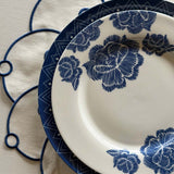 Set de Mantelería Identidad con Individuales, Servilletas y Coasters en Lino Blanco con Bordado en Azul . Set para 4 personas