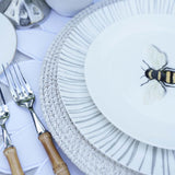 Set de Vajilla Spring Bee para 4 personas con Platos Trinche Rayas Gris Plata, Platos Ensalada Abeja y Plato para Pan con Abeja Volando.