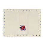 Set de Mantelería en lino arena con individual rectangular Silvia con puntitos bordados en azul y servilleta con corazón de milagrito bordado, marca Zash