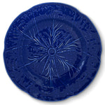 Bajoplato o plato de presentación de cerámica en forma de hoja de repollo en color azul cobalto, marca Zash