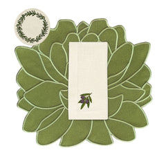 Mantelería Olivos con Individuales Blossom en Algodón Verde Olivo, Servilletas con Bordado de Aceitunas y Cocteleras con Bordado de Aceitunas en Lino Arena. Set para 4 personas Mantelería Olivos con Individuales Blossom en Algodón Verde Olivo, Servilletas con Bordado de Aceitunas y Cocteleras con Bordado de Aceitunas en Lino Arena. Set para 4 personas