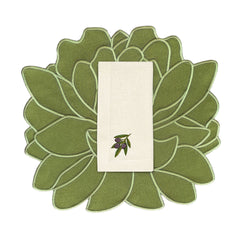 Mantelería Olivos con Individuales Blossom Bordado en Algodón Verde Olivo y Servilletas con Bordado de Aceitunas en Lino Arena. Set para 4 personas Mantelería Olivos con Individuales Blossom Bordado en Algodón Verde Olivo y Servilletas con Bordado de Aceitunas en Lino Arena. Set para 4 personas