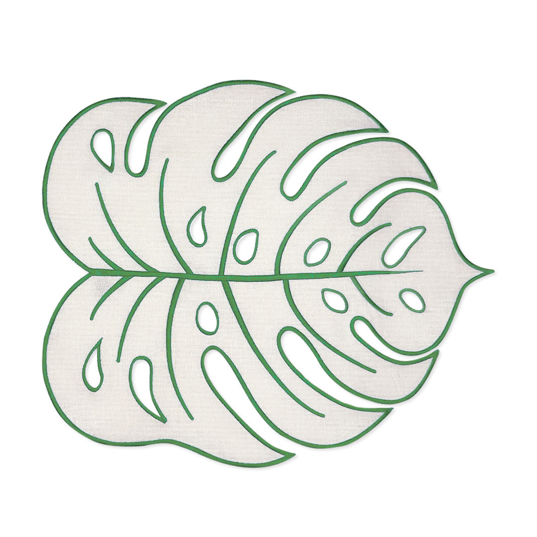 Mantel individual de lino en forma de hoja monstera color arena con orilla bordada en verde, marca Zash