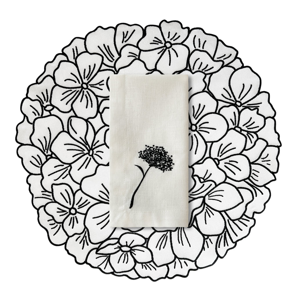 Set individual Hortensia blanco con negro con servilleta de lino con flor bordada negra, marca Zash
