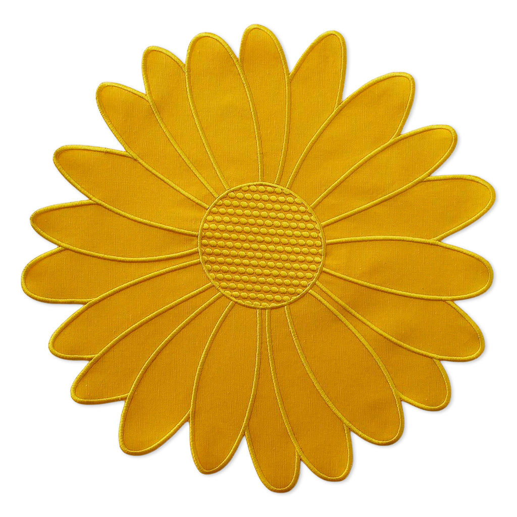 Mantel individual en forma de flor margarita en amarillo, con orillas bordadas. Perfecta para mesas de primavera o verano.