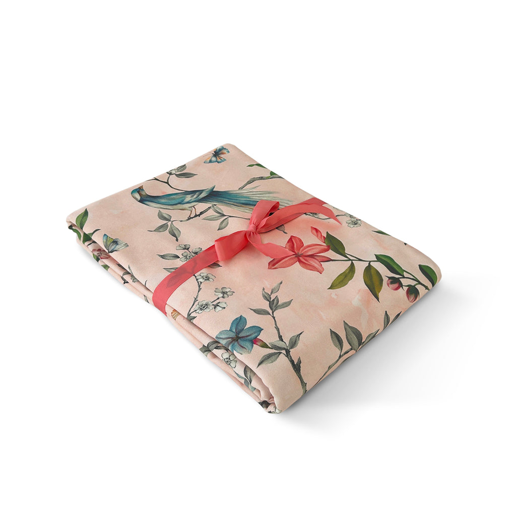 mantel completo de mesa de algodón rectangular de 2 x 3 mts con pájaros y flores sobre fondo rosa, marca Zash