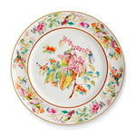 Plato trinche de porcelana blanca con motivos de flora y fauna en colores, y bordes con oro, colección Paco Real de Vista Alegre