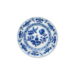 Plato para pan de porcelana blanca con temas florales en azul, Colección Margao de Vista Alegre