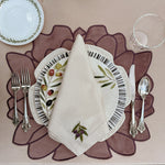 Lugar puesto inspirado en las tardes otoñales con olivos, con mantelería de terciopelo color morado mauve