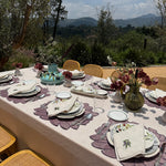 Mesa puesta para comida exterior en otoño con inspiración en los olivos, en tono morado mauve y beige