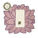 Set de Mantelería con Individuales Blossom de terciopelo color morado malva, servilleta de lino arena con bordado de aceitunas y coasters de lino arena con guirnalda bordada, marca Zash