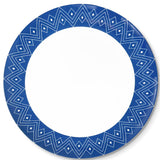 Bajoplato de porcelana blanca con orilla azul con decoraciones geométricas, de la colección Identidad diseñada por Sofía Aspe Interiorismo para Zash