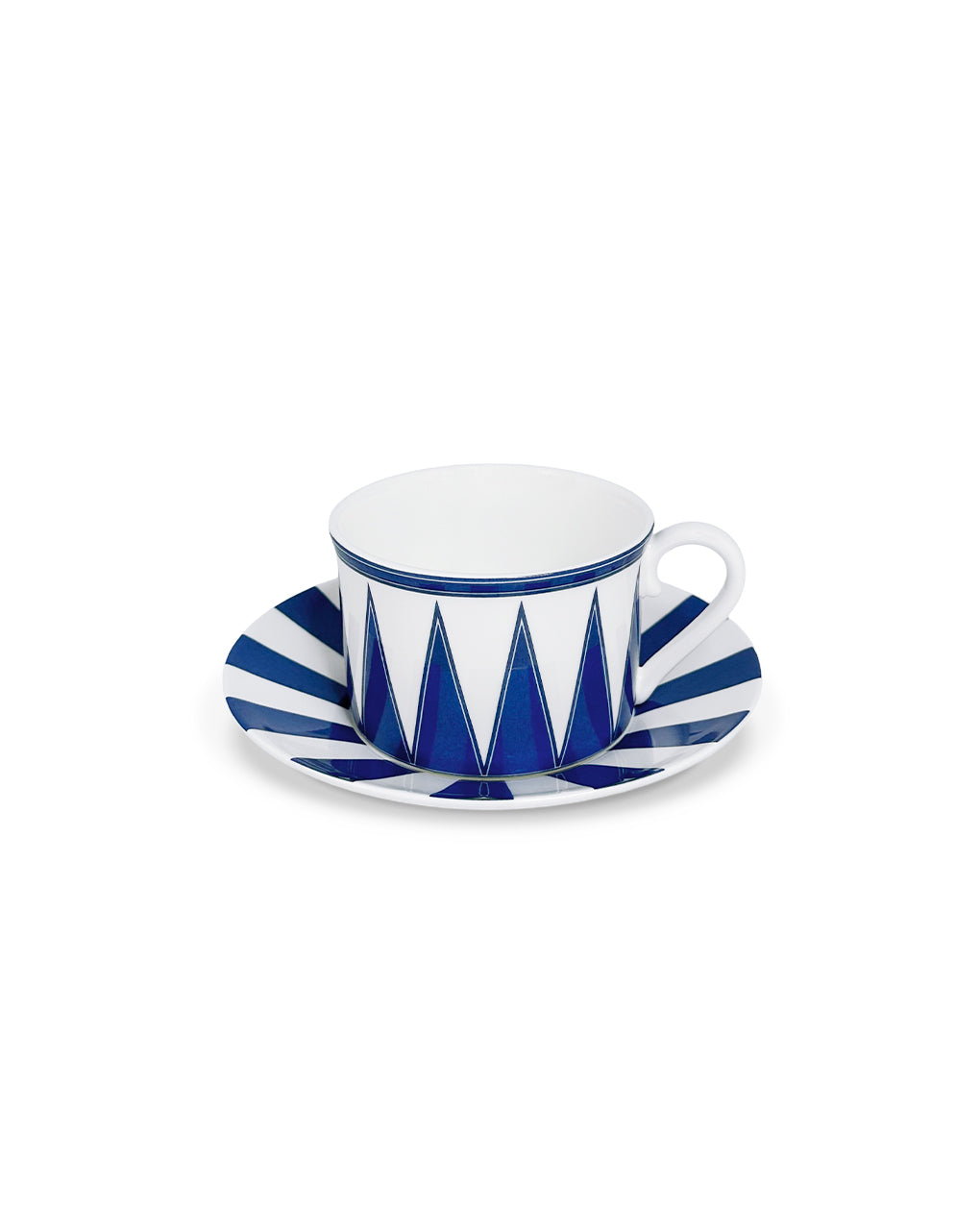 Taza de té de porcelana blanca con rayas azules, de la colección Identidad diseñada por Sofía Aspe Interiorismo para Zash