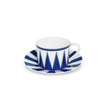 Taza de té de porcelana blanca con rayas azules, de la colección Identidad diseñada por Sofía Aspe Interiorismo para Zash