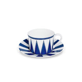 Taza de té de porcelana blanca con rayas azules, de la colección Identidad diseñada por Sofía Aspe Interiorismo para Zash
