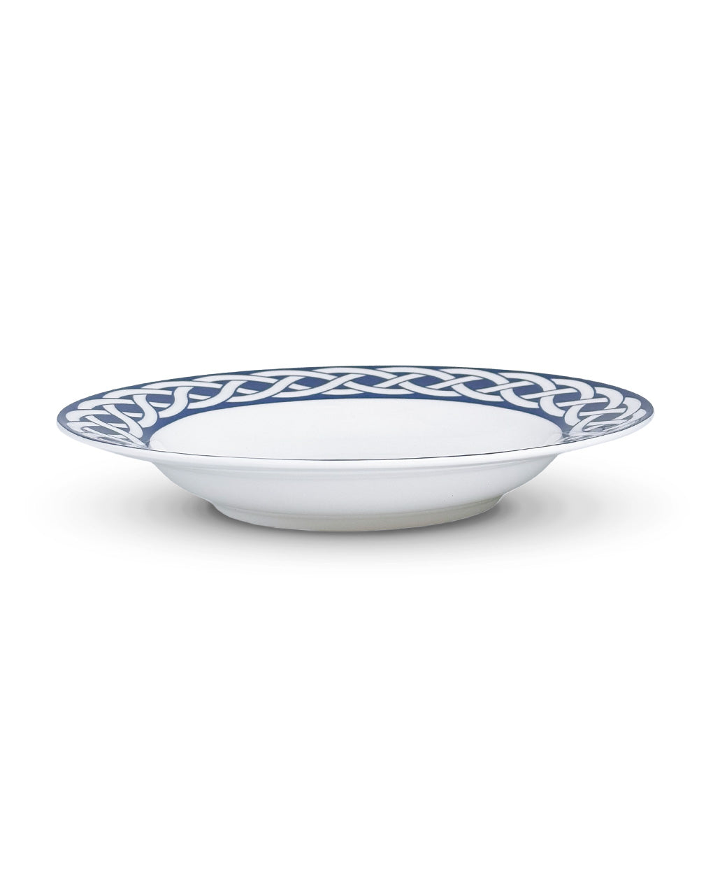 Plato sopero de porcelana blanco con orilla decorada en azul con cadena, de la colección Identidad diseñada por Sofía Aspe Interiorismo para Zash