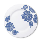 Plato trinche de porcelana decorado con flores azules, de la colección Identidad diseñada por Sofía Aspe Interiorismo para Zash
