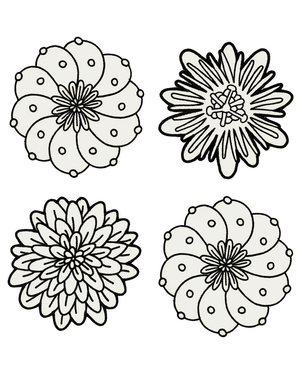 Set de 4 Coasters Identidad en Lino Blanco con Bordado de Biznaga, Paciflora y Dalia Negras, diseñado por Sofía Aspe Interiorismo para Zash
