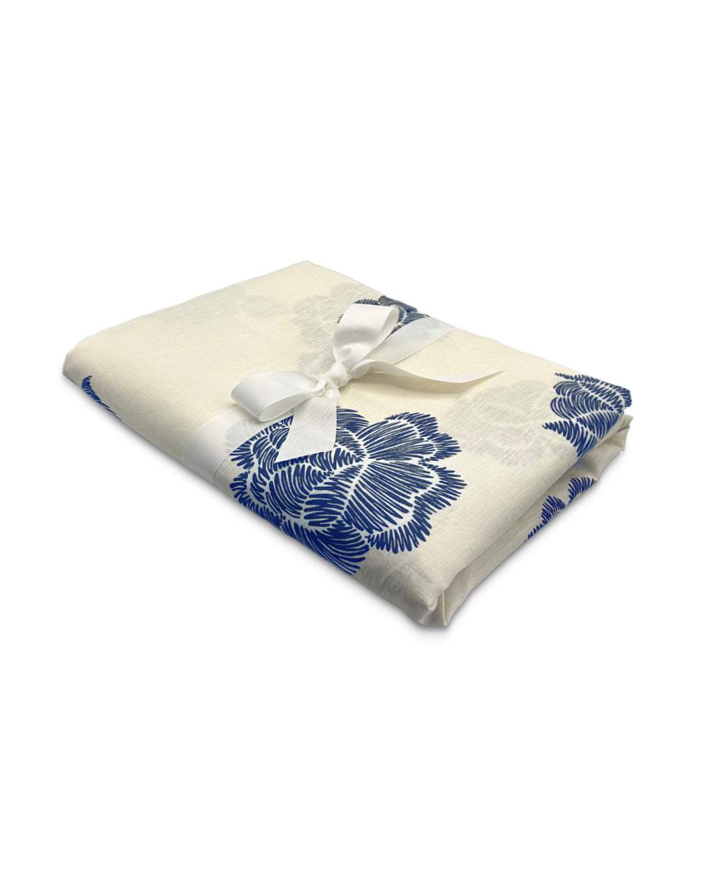 Mantel de Mesa Rectangular en Lino Blanco con Flores Azules 3.7 x 2.7m, de la colección Identidad diseñada por Sofía Aspe Interiorismo para Zash