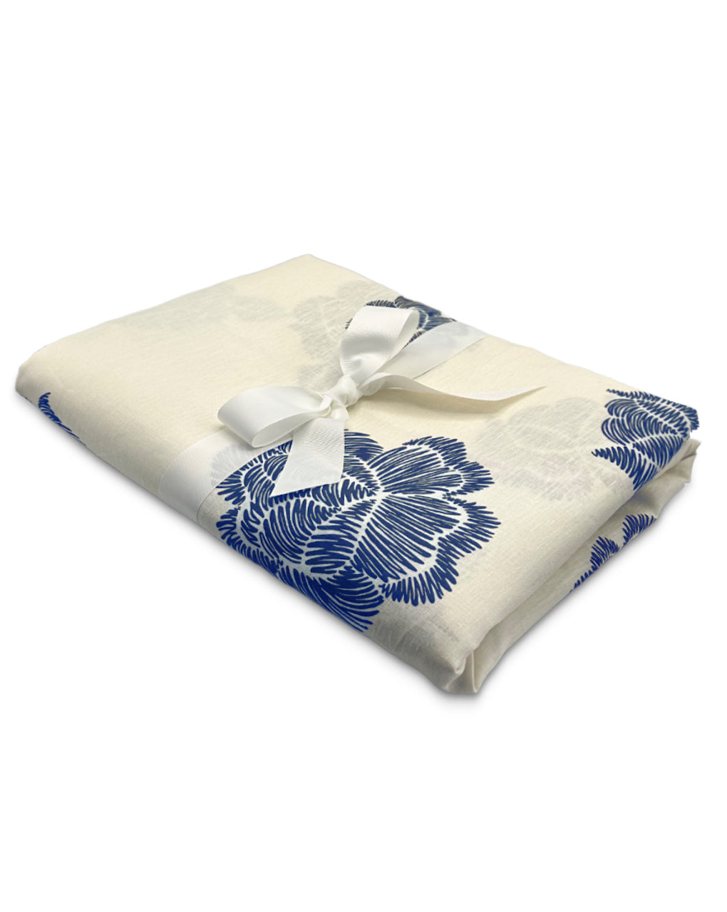 Mantel de Mesa Rectangular en Lino Blanco con Flores Azules 5 x 2.7m, de la colección Identidad diseñada por Sofía Aspe Interiorismo para Zash