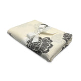 Mantel de Mesa Rectangular en Lino Blanco con Flores Negras 3.7 x 2.7m, de la colección Identidad diseñada por Sofía Aspe Interiorismo para Zash