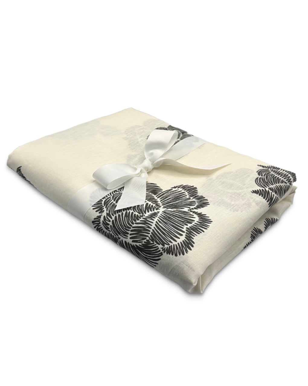 Mantel de Mesa Rectangular en Lino Blanco con Flores Negras 5 x 2.7m de la colección Identiidad, diseñado por Sofia Aspe Interiorismo para Zash