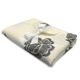 Mantel de Mesa Rectangular en Lino Blanco con Flores Negras 5 x 2.7m de la colección Identiidad, diseñado por Sofia Aspe Interiorismo para Zash