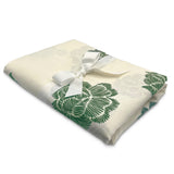 Mantel de Mesa Rectangular en Lino Blanco con Flores Verdes 5 x 2.7m, de la colección Identidad diseñada por Sofía Aspe Interiorismo para Zash