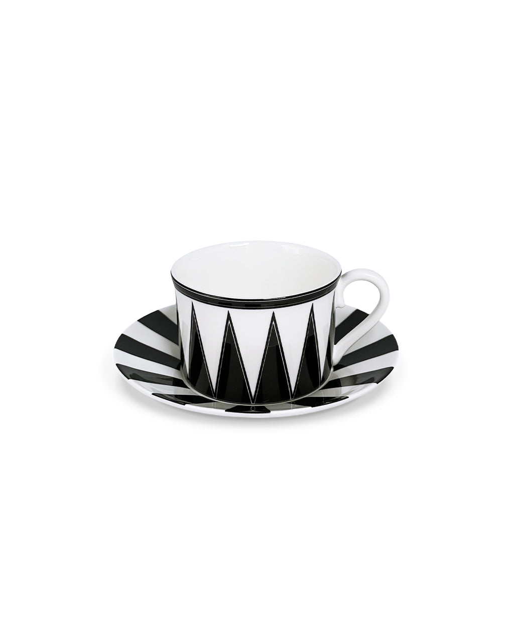 Taza de té con platito de porcelana blanca con rayas negras, de la colección Identidad diseñada por Sofia Aspe Interiorismo para Zash