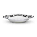 Plato sopero Identidad de porcelana blanco con borde geométrico en color negro, diseñado por Sofia Aspe Interiorismo para Zash